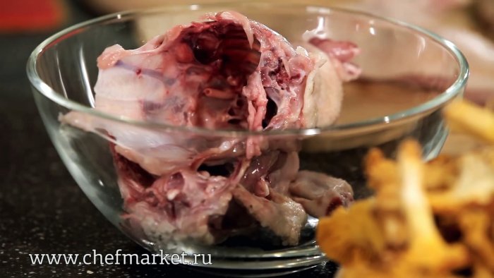 Как разделывают курицу в лучших ресторанах показывает шеф-повар