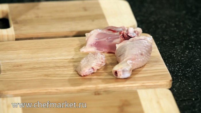 Как разделывают курицу в лучших ресторанах показывает шеф-повар