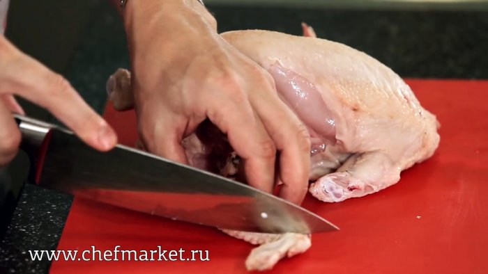 Как разделывают курицу в лучших ресторанах показывает шеф-повар