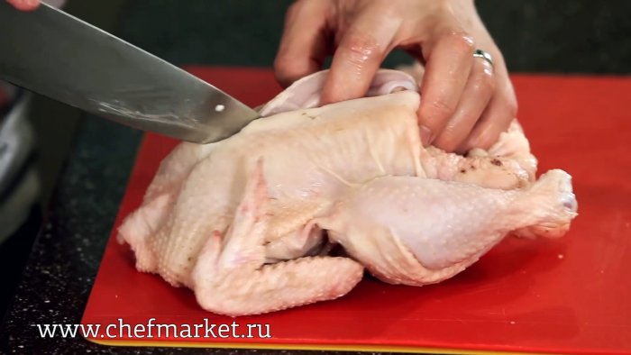 Как разделывают курицу в лучших ресторанах показывает шеф-повар