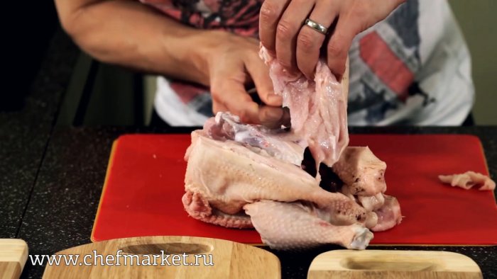 Как разделывают курицу в лучших ресторанах показывает шеф-повар