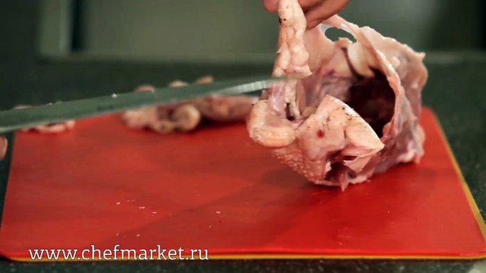 Как разделывают курицу в лучших ресторанах показывает шеф-повар