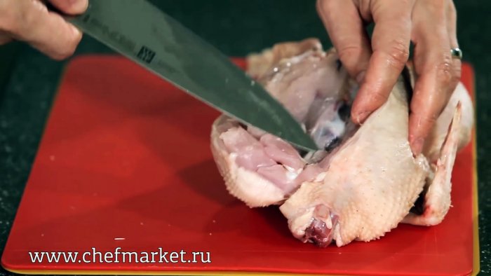 Как разделывают курицу в лучших ресторанах показывает шеф-повар
