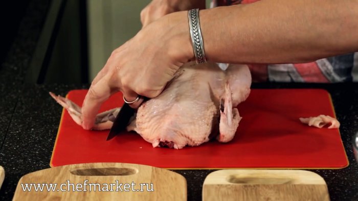 Как разделывают курицу в лучших ресторанах показывает шеф-повар