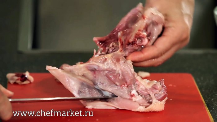 Как разделывают курицу в лучших ресторанах показывает шеф-повар