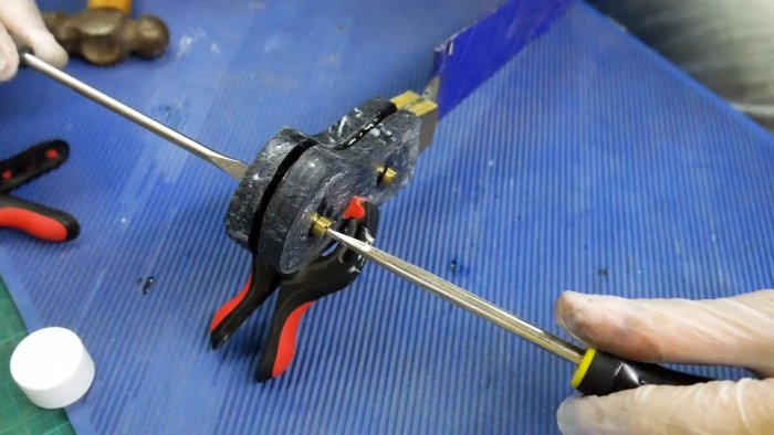 Как сделать очень крутую накладную рукоятку на нож из пластиковых отходов