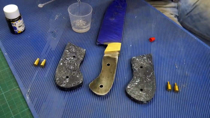 Как сделать очень крутую накладную рукоятку на нож из пластиковых отходов