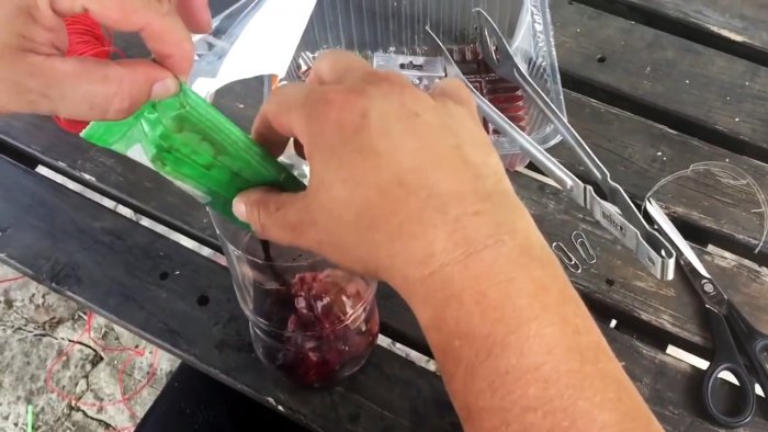 На вашем участке не останется мух если сделаете эту мухоловку из полторашки