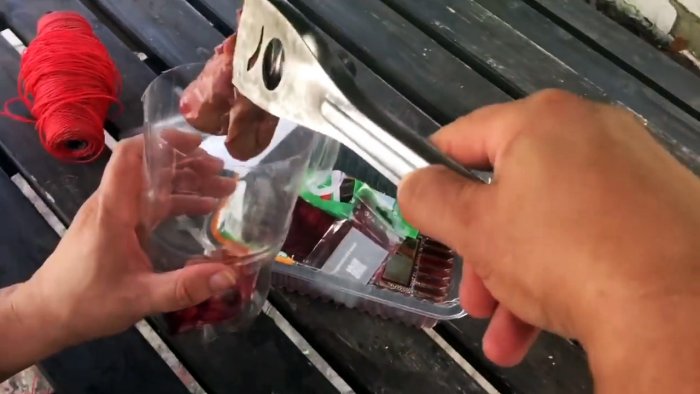 На вашем участке не останется мух если сделаете эту мухоловку из полторашки