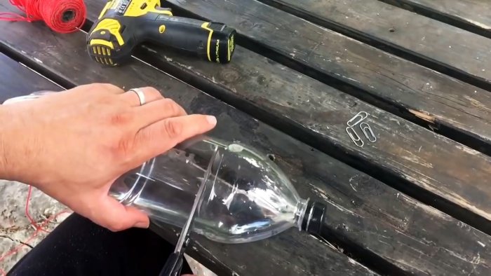 На вашем участке не останется мух если сделаете эту мухоловку из полторашки