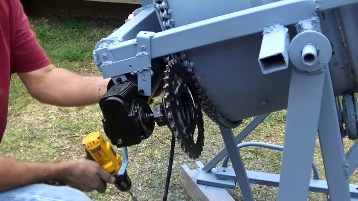 Как из бочки сделать бетономешалку с откидным механизмом