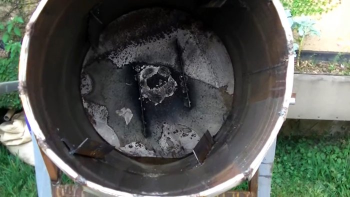 Как из бочки сделать бетономешалку с откидным механизмом