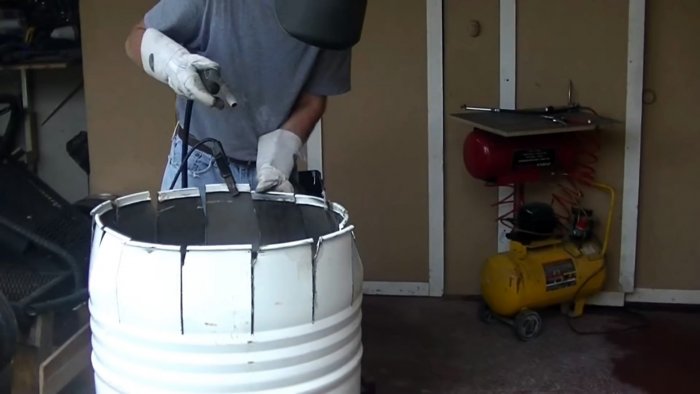 Как из бочки сделать бетономешалку с откидным механизмом