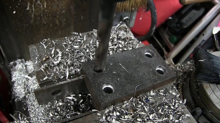 Способ как проделать треугольное отверстие в толстой стали