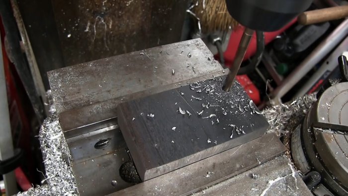 Способ как проделать треугольное отверстие в толстой стали