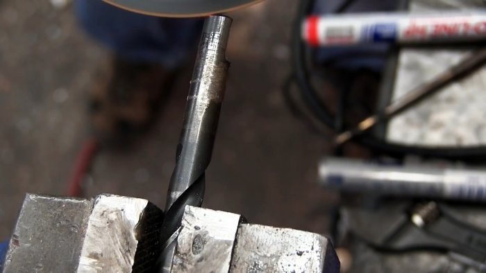 Способ как проделать треугольное отверстие в толстой стали