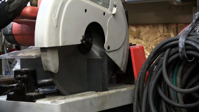 Способ как проделать треугольное отверстие в толстой стали