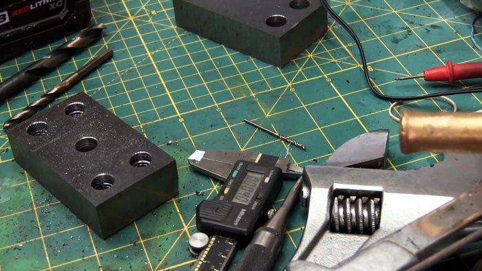 Способ как проделать треугольное отверстие в толстой стали