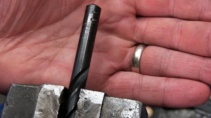 Способ как проделать треугольное отверстие в толстой стали