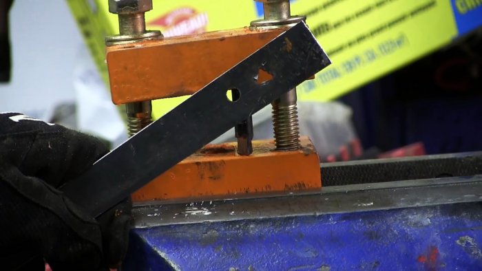 Способ как проделать треугольное отверстие в толстой стали