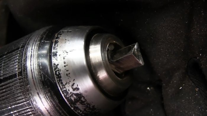 Способ как проделать треугольное отверстие в толстой стали