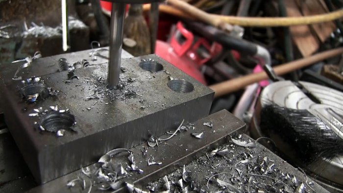 Способ как проделать треугольное отверстие в толстой стали