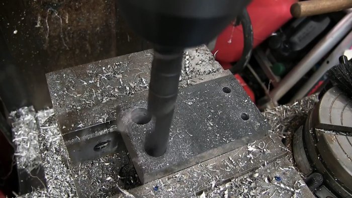 Способ как проделать треугольное отверстие в толстой стали