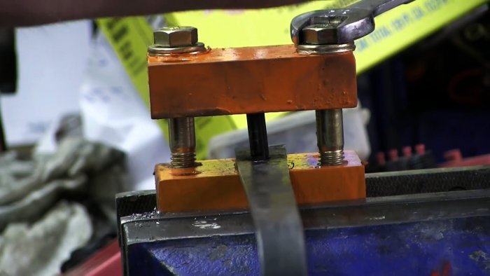 Способ как проделать треугольное отверстие в толстой стали