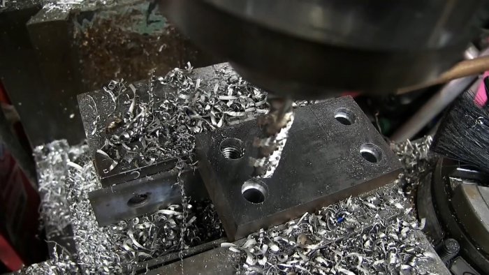 Способ как проделать треугольное отверстие в толстой стали