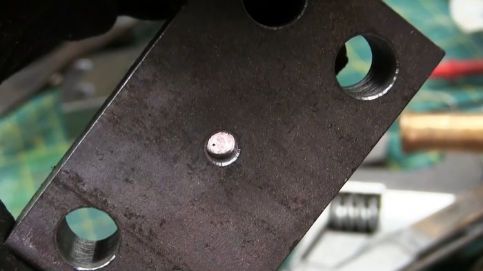 Способ как проделать треугольное отверстие в толстой стали