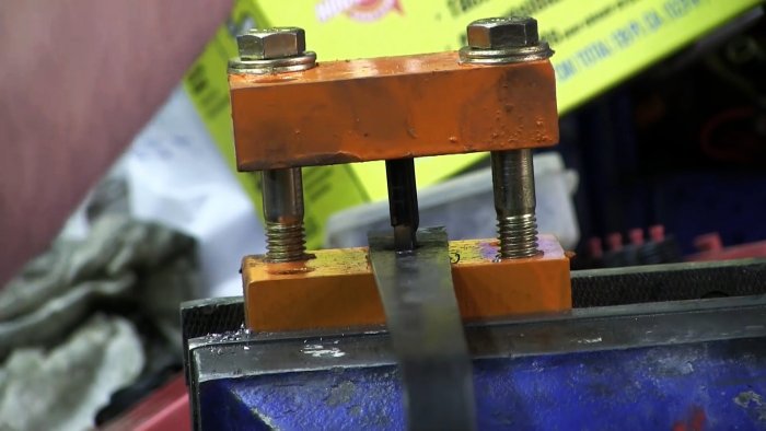 Способ как проделать треугольное отверстие в толстой стали