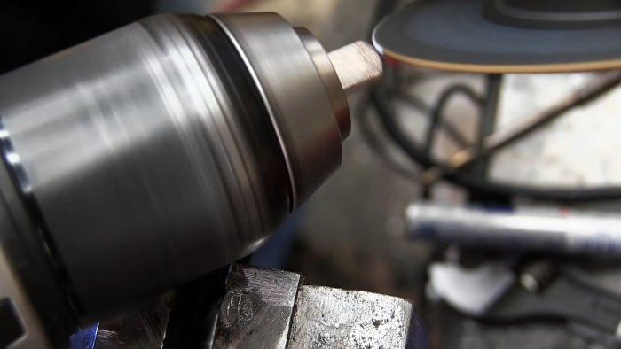 Способ как проделать треугольное отверстие в толстой стали