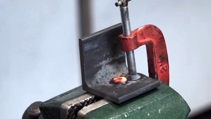 Как из пружины амортизатора и подшипника сделать инструмент для установки кованых заклепок