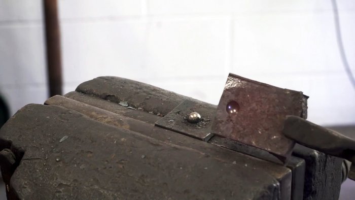 Как из пружины амортизатора и подшипника сделать инструмент для установки кованых заклепок