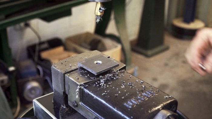 Как из пружины амортизатора и подшипника сделать инструмент для установки кованых заклепок