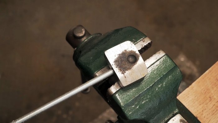 Как из пружины амортизатора и подшипника сделать инструмент для установки кованых заклепок