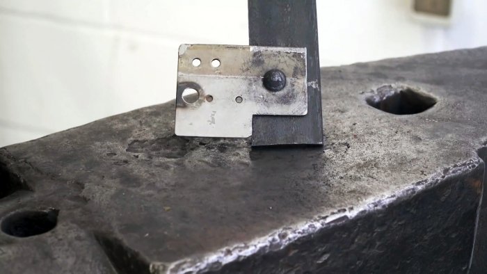 Как из пружины амортизатора и подшипника сделать инструмент для установки кованых заклепок