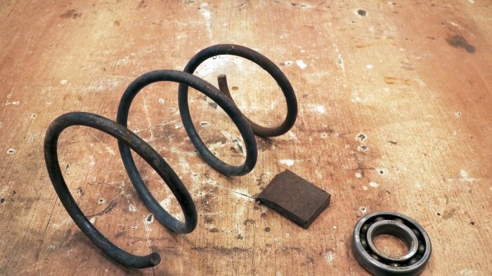 Как из пружины амортизатора и подшипника сделать инструмент для установки кованых заклепок