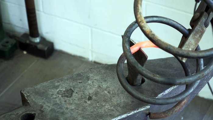 Как из пружины амортизатора и подшипника сделать инструмент для установки кованых заклепок