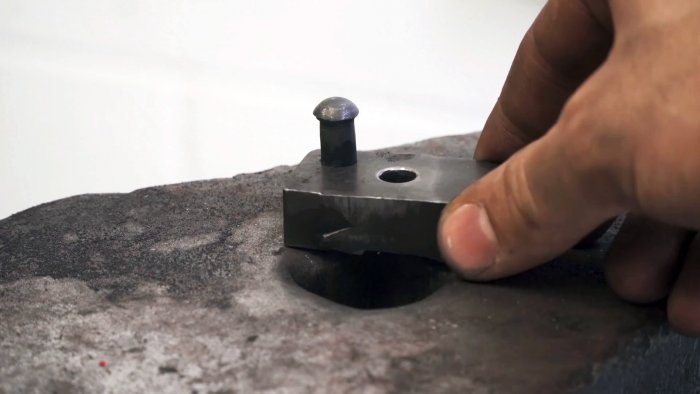 Как из пружины амортизатора и подшипника сделать инструмент для установки кованых заклепок