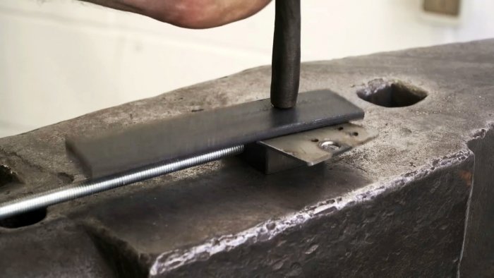 Как из пружины амортизатора и подшипника сделать инструмент для установки кованых заклепок