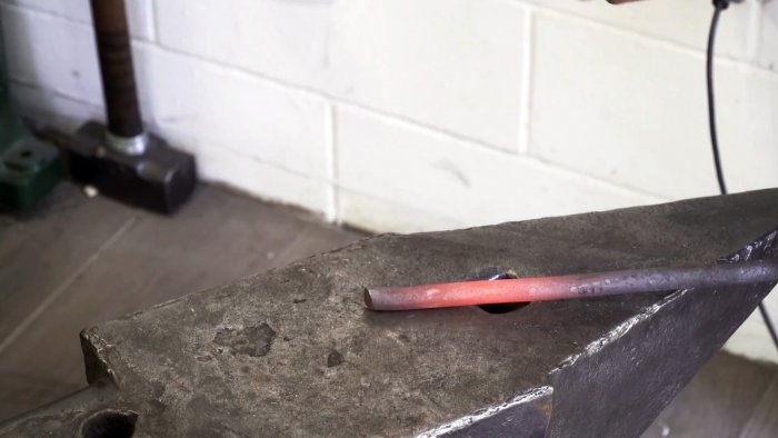 Как из пружины амортизатора и подшипника сделать инструмент для установки кованых заклепок