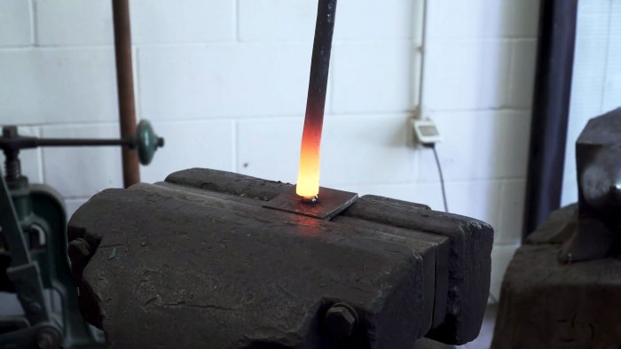 Как из пружины амортизатора и подшипника сделать инструмент для установки кованых заклепок