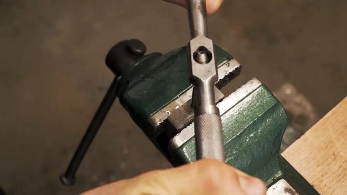 Как из пружины амортизатора и подшипника сделать инструмент для установки кованых заклепок