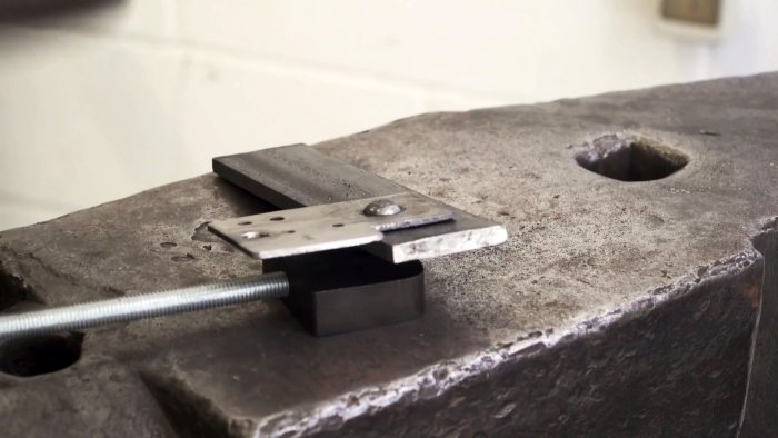 Как из пружины амортизатора и подшипника сделать инструмент для установки кованых заклепок