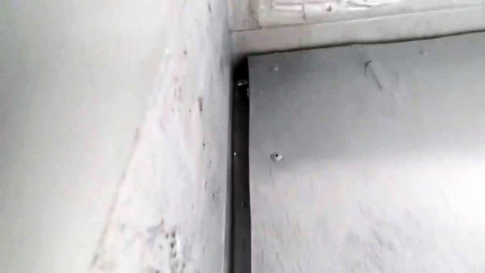 Теперь в гараже будет тепло Копеечный способ герметизировать щели в гаражных воротах