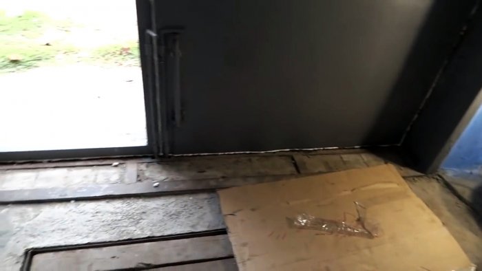 Теперь в гараже будет тепло Копеечный способ герметизировать щели в гаражных воротах