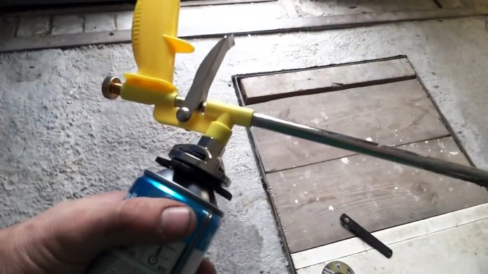 Теперь в гараже будет тепло Копеечный способ герметизировать щели в гаражных воротах