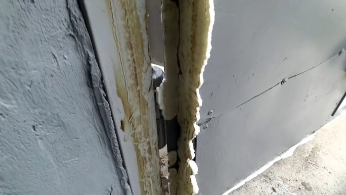 Теперь в гараже будет тепло Копеечный способ герметизировать щели в гаражных воротах