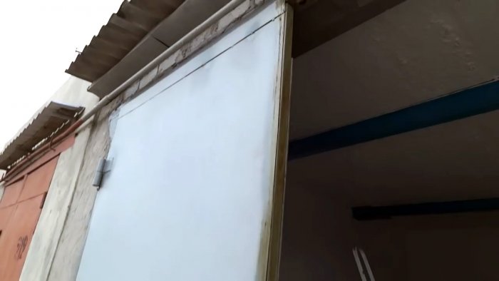 Теперь в гараже будет тепло Копеечный способ герметизировать щели в гаражных воротах